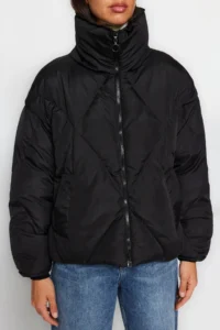 TRENDYOLMİLLA Black Oversized Pattern Water Repellent Swelling Quilted Coat - Image 7
