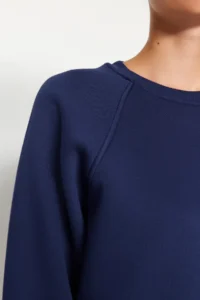 TRENDYOLMİLLA NAVY BLUE relaxed/Rahat Pattern Basic Raglan Sleeve Crew Neck Knitting Sweatshirt - Image 4