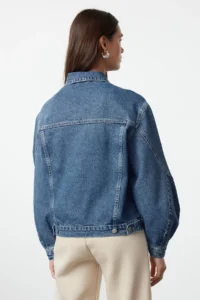 TRENDYOLMİLLA BLUE Sleeve Stitching Detailed Oversized DENIM Jacket - Image 5