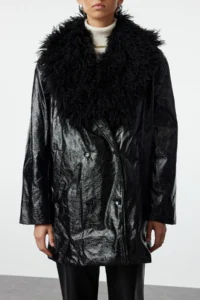 TRENDYOLMİLLA Black Oversized Pattern Collar Fur Detailed Faux Leather Jacket Coat - Image 4