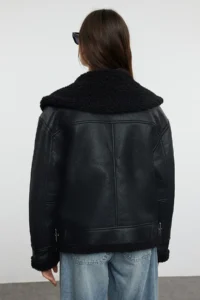 TRENDYOLMİLLA Black Oversized Pattern Plush Detailed Faux Leather Biker Jacket Coat - Image 5