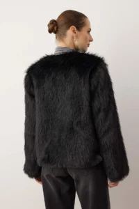 TRENDYOLMİLLA Black Oversized Pattern Fur Coat - Image 4