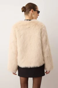 TRENDYOLMİLLA Ecru Oversized Pattern Fur Coat - Image 4
