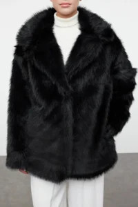 TRENDYOLMİLLA Black Oversized Pattern Fur Coat - Image 3