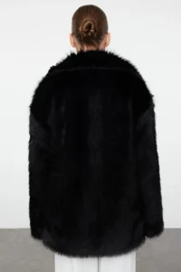 TRENDYOLMİLLA Black Oversized Pattern Fur Coat - Image 5