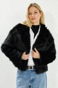 TRENDYOLMİLLA Black Regular Pattern Short Fur Coat