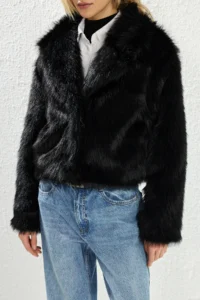 TRENDYOLMİLLA Black Regular Pattern Short Fur Coat - Image 4