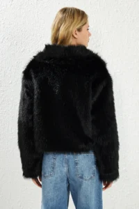 TRENDYOLMİLLA Black Regular Pattern Short Fur Coat - Image 5