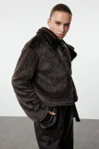 TRENDYOLMİLLA Dark Brown Regular Pattern Fur Coat - Image 2