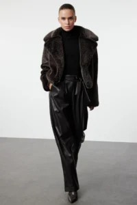 TRENDYOLMİLLA Dark Brown Regular Pattern Fur Coat - Image 3