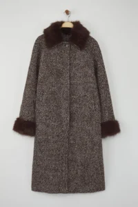 TRENDYOLMİLLA Brown Fur Detailed herringbone Mono Closure Oversized LONG Bowl Overcoat - Image 5