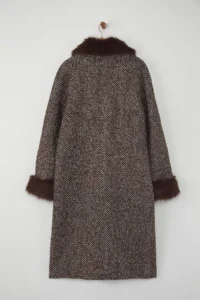 TRENDYOLMİLLA Brown Fur Detailed herringbone Mono Closure Oversized LONG Bowl Overcoat - Image 6