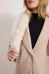 TRENDYOLMİLLA Ecru Regular Pattern Faux Fur Collar Detailed Midi Bowl Overcoat - Image 5