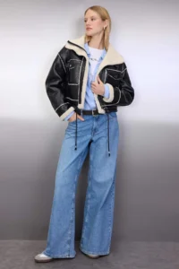 TRENDYOLMİLLA Black Regular Pattern Shiny Plush Detailed Coat - Image 2
