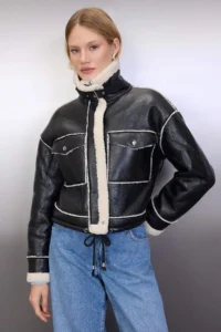 TRENDYOLMİLLA Black Regular Pattern Shiny Plush Detailed Coat - Image 3