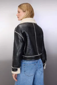 TRENDYOLMİLLA Black Regular Pattern Shiny Plush Detailed Coat - Image 5