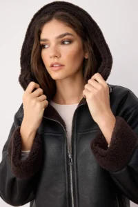 TRENDYOLMİLLA Black Regular Pattern Hooded Plush Detailed Faux Leather Coat - Image 3