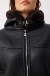 TRENDYOLMİLLA Black Regular Pattern Hooded Plush Detailed Faux Leather Coat - Image 4