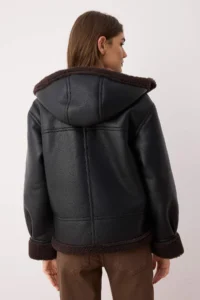 TRENDYOLMİLLA Black Regular Pattern Hooded Plush Detailed Faux Leather Coat - Image 5
