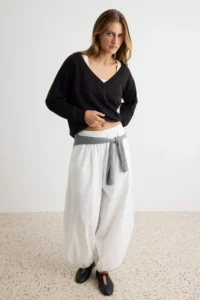 TRENDYOLMİLLA Black 2 Sets Low Shoulder Knitting Sweatshirt - Image 2