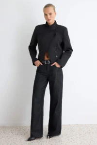 TRENDYOLMİLLA Black buttoned Short Blazer Jacket - Image 2