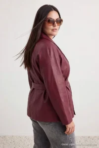 TRENDYOLMİLLA Burgundy Regular Belted Faux Leather Short Plus Size Trench Coat - Image 4