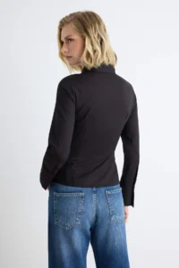 TRENDYOLMİLLA Black Bedene Oturan Zipper Detailed Flexible Shirt - Image 4