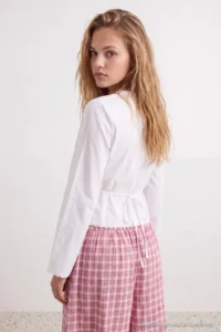 TRENDYOLMİLLA WHITE Lace Detailed Bedenen Oturan Shirt - Image 7