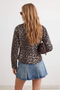 TRENDYOLMİLLA Leopard Patterned Bedene Oturan Shirt - Image 4