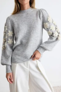TRENDYOLMİLLA Gray Crew Neck Embroidery Detailed Knitwear Sweater - Image 3
