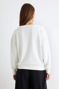 TRENDYOLMİLLA Ecru Thick V-neck Lace Detailed Drop Sleeve Oversized/Wide Cut Knitting Sweatshirt - Image 4