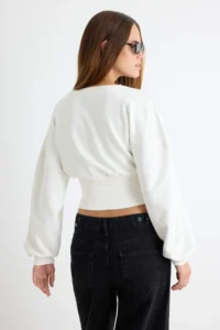 TRENDYOLMİLLA Ecru Thick Without Raising Waist Fitting Crew Neck Regular Pattern Crop Length Knitting Sweatshirt - Image 4