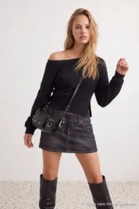 TRENDYOLMİLLA Black Thick Without Raising Asymmetric Collar Waist Fitting Oversized/Wide Cut Knitting Sweatshirt - Image 2