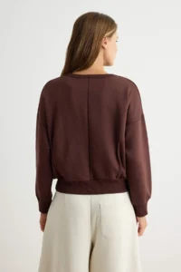 TRENDYOLMİLLA Brown Sewing Detailed Oversized/Wide Cut Crew Neck Knitting Thick Sweatshirt - Image 4