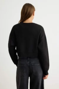 TRENDYOLMİLLA Black Thick Oversized Crop Crew Neck Knitting Sweatshirt with Fleece Inside - Image 4