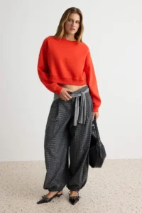 TRENDYOLMİLLA Red Thick Oversized Crop Crew Neck Knitting Sweatshirt with Fleece Inside - Image 2