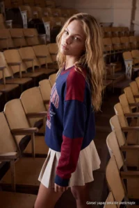 TRENDYOLMİLLA NAVY BLUE Color Bloklu College Printed Oversized/Wide Cut Aplikeli Knitting Sweatshirt - Image 4