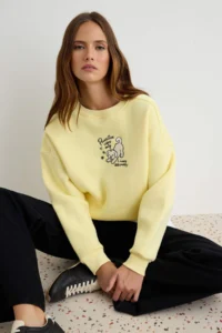TRENDYOLMİLLA Light YELLOW Dog Embroidered Oversized/Wide Cut Knitting Sweatshirt - Image 2