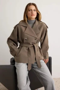 TRENDYOLMİLLA Khaki tied up Double breasted Kapama Regular Short Trench Coat - Image 2