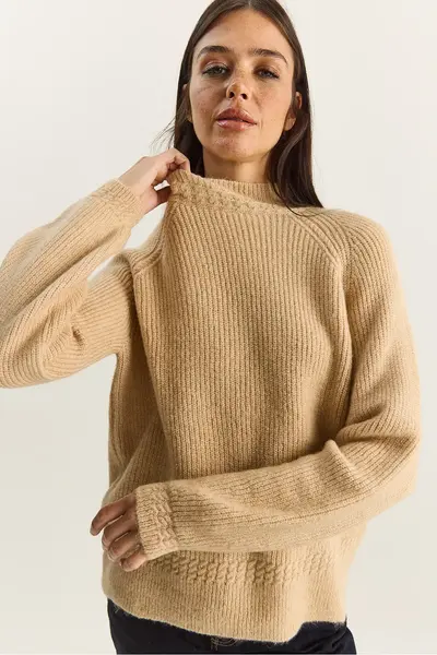 Bianco Lucci Women's Beige Crew Neck Raglan Sleeve Knitted Patterned Soft Textured Knitwear Sweater