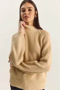 Bianco Lucci Women's Beige Crew Neck Raglan Sleeve Knitted Patterned Soft Textured Knitwear Sweater - Image 2