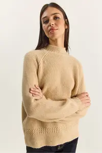 Bianco Lucci Women's Beige Crew Neck Raglan Sleeve Knitted Patterned Soft Textured Knitwear Sweater - Image 4