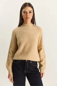 Bianco Lucci Women's Beige Crew Neck Raglan Sleeve Knitted Patterned Soft Textured Knitwear Sweater - Image 5