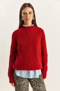 Bianco Lucci Women's Red Crew Neck Raglan Sleeve Knitted Patterned Soft Textured Knitwear Sweater - Image 2