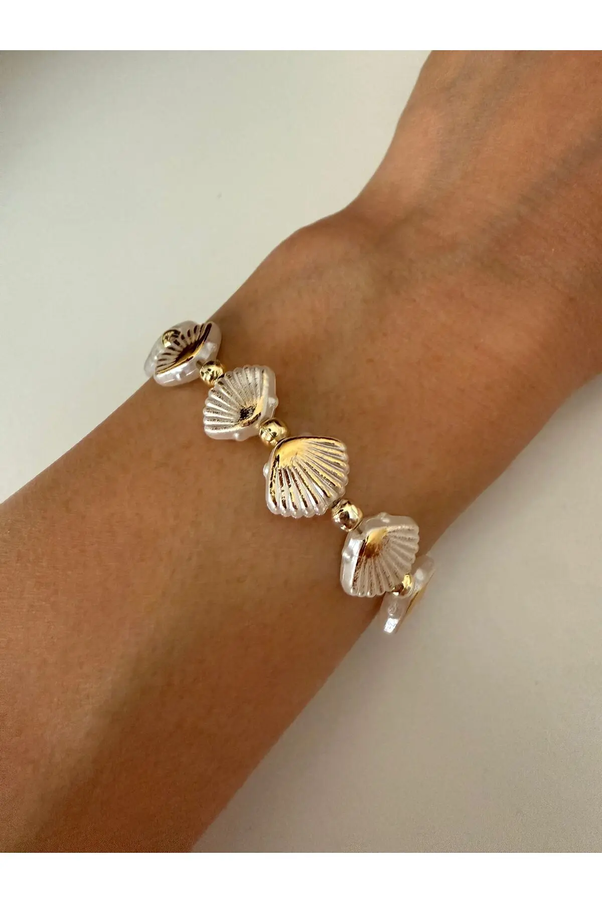 MagicStone Gilding Detailed Pearl Oyster Bracelet