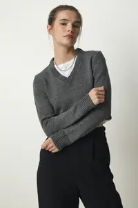 Happiness İstanbul Women Anthracite V-neck Crop Knitwear Sweater