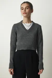 Happiness İstanbul Women Anthracite V-neck Crop Knitwear Sweater - Image 3