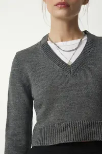Happiness İstanbul Women Anthracite V-neck Crop Knitwear Sweater - Image 4
