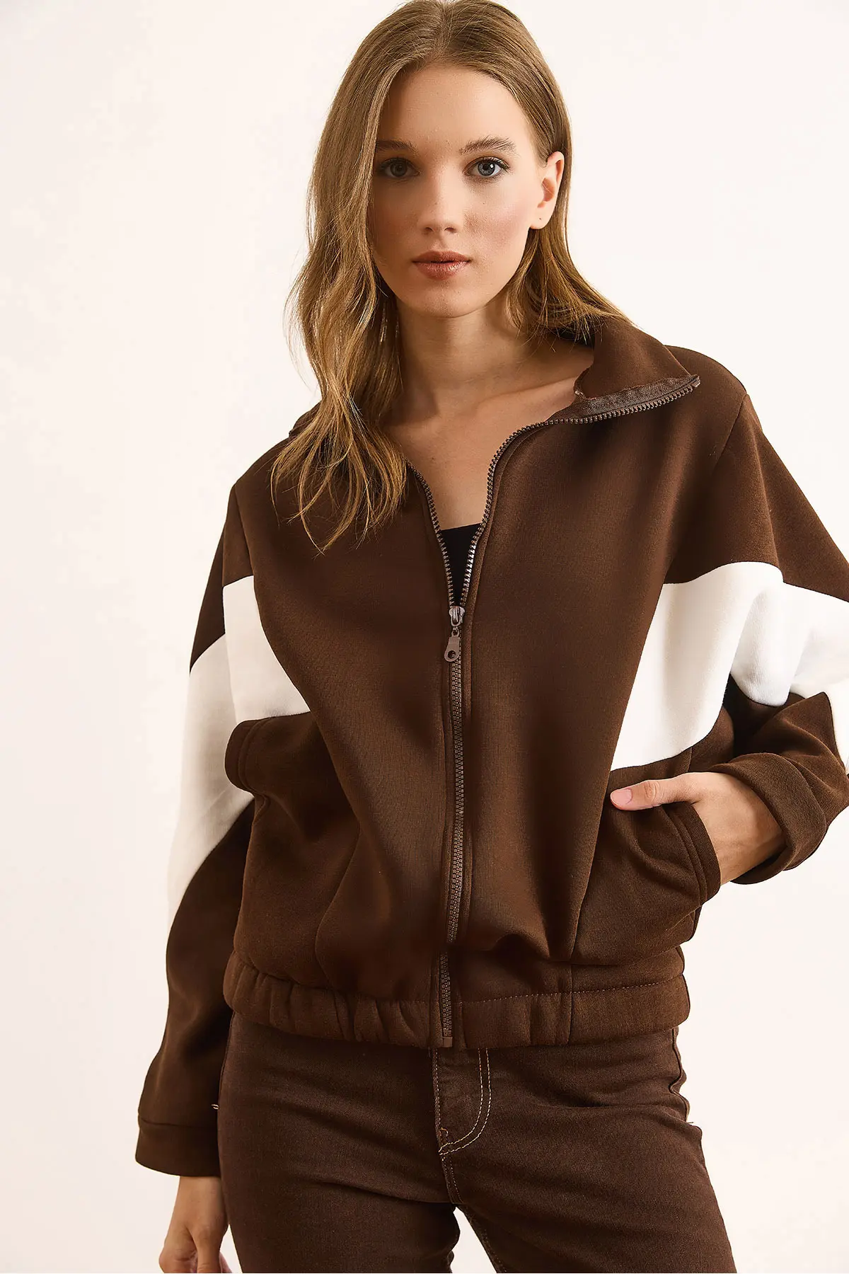 Olalook Women's Bitter Brown Zippered Rose Gold Oversize Blocked Sweatshirt