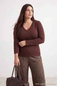 Trendyol Curve Brown Soft Fabric V-neck Fitted Flexible Knitting Plus Size Blouse - Image 4